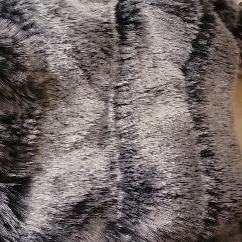 Fashion Brand. Stylish Faux Fur Cropped Women's Coat- Black and Gray. Size Small - Picture 12 of 14